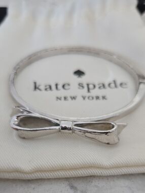 🎀 Kate Spade New York Silver Tone Bow Bangle Bracelet Dainty Sophisticated 🎀